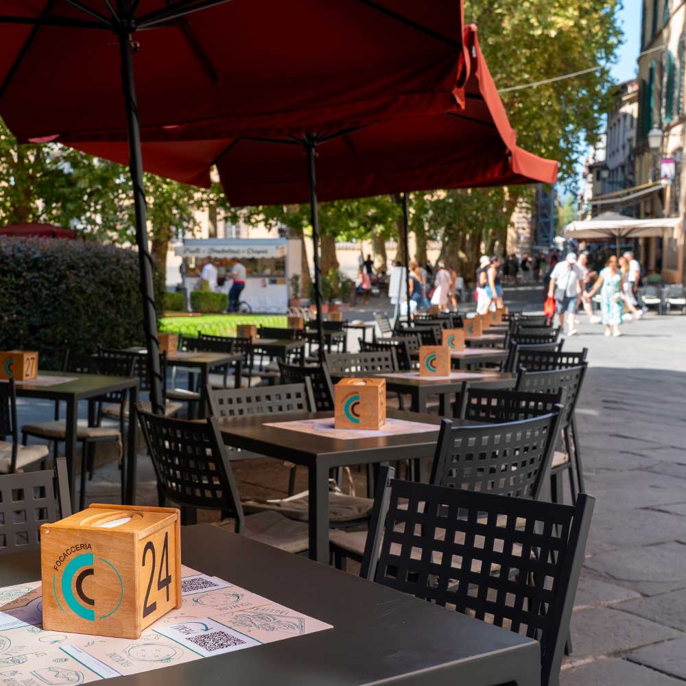 Mangiare in piazza Napoleone a Lucca
